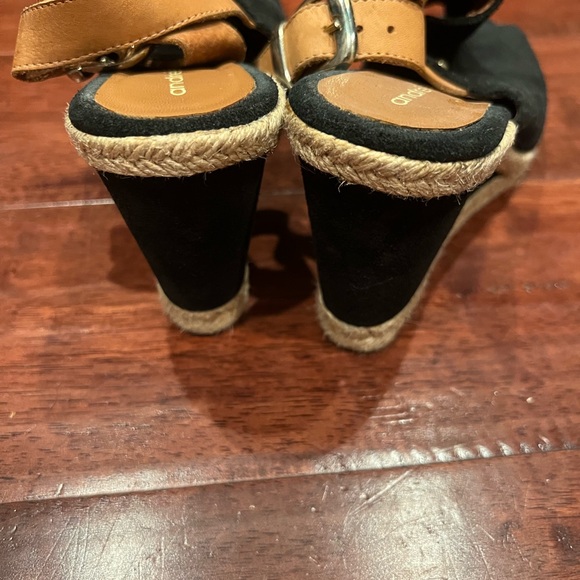 Andre Assous Black and Tan wedges - Picture 5 of 8